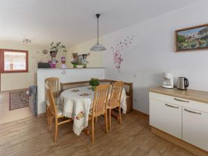 Η κουζίνα ή μικρή κουζίνα στο Apartment Pr' Kavač by Interhome