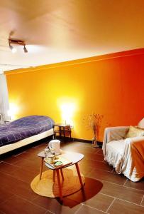 una camera con due letti e un tavolo di Studio dans les boucles de Seine proche de Rouen a Saint-Pierre-de-Manneville