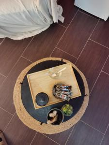 un tavolo con un piatto di cibo in cima a una stanza di Studio dans les boucles de Seine proche de Rouen a Saint-Pierre-de-Manneville