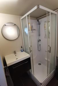 un bagno con doccia e lavandino di Studio dans les boucles de Seine proche de Rouen a Saint-Pierre-de-Manneville Altre 7 foto