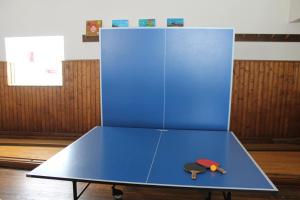 una mesa azul con dos objetos encima en Pension Rodenburg en Duppach