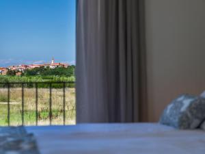 ein Schlafzimmer mit einem Bett und einem Fenster mit Aussicht in der Unterkunft Villa Bella by Interhome in Brtonigla