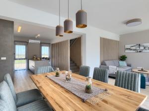 ein Esszimmer und ein Wohnzimmer mit Tisch und Stühlen in der Unterkunft Villa Bella by Interhome in Brtonigla