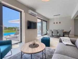 ein Wohnzimmer mit Sofa und Tisch in der Unterkunft Villa Bella by Interhome in Brtonigla + 35 Fotos