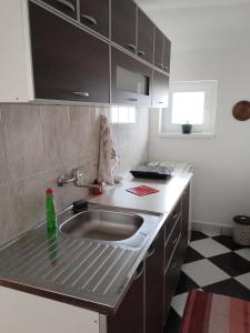 O bucătărie sau chicinetă la Don apartmani