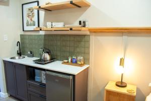 Dapur atau dapur kecil di ZieClin's Guest Rooms +14 gambar