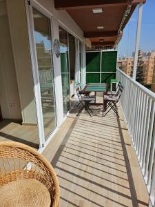 einen Balkon mit Stühlen und einem Tisch darauf in der Unterkunft Coqueto apartamento en la playa in Puebla de Farnals + 24 Fotos