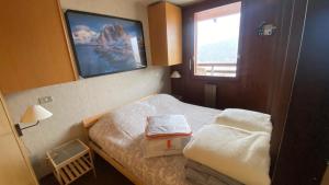 a small room with a bed and a window at Casa a Cervinia sulle piste in Breuil-Cervinia