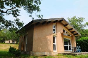 Casa pequeña con ventana grande y mesa en Black Mountain Village, en Cuxac-Cabardès