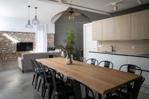 a kitchen and dining room with a wooden table and chairs at El Corral de Jirueque in Jirueque
