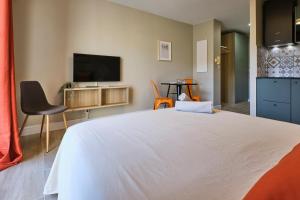 Postel nebo postele na pokoji v ubytování Au Céladon Parking gratuit, WIFI, Terrasse, Piscine