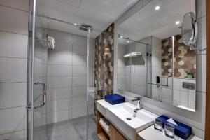 卡卡纳德Clarion Hotel Khayal Kochi, Infopark的带水槽和淋浴的浴室