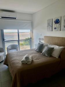een slaapkamer met een groot bed met handdoeken erop bij Departamento sobre el Rio. in Corrientes