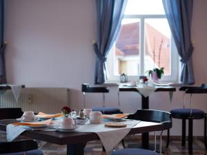 Pension Lausitzにあるレストランまたは飲食店