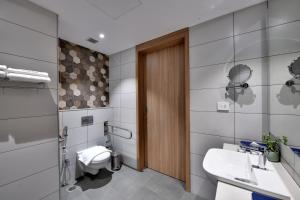 Clarion Hotel Khayal Kochi, Infopark的一间浴室