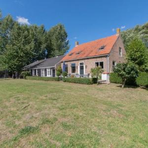 una casa con un grande cortile davanti di Villa Present- Vakantieboerderij Oudelande VP051 a Oudelande