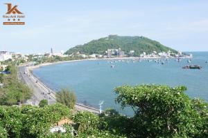 頭頓的住宿－Kieu Anh Hotel Vung Tau，享有海滩和水中船只的景色