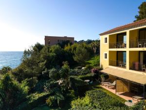 an aerial view of a house and the ocean at La Résidence du Bailli in Rayol-Canadel-sur-Mer