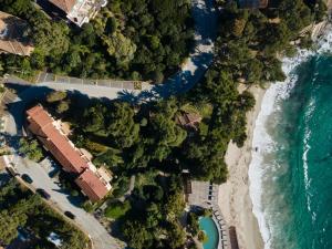 an overhead view of the beach and ocean at La Résidence du Bailli in Rayol-Canadel-sur-Mer