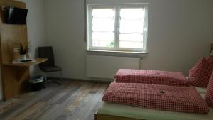 Кровать или кровати в номере Gästehaus Engelhard Pension