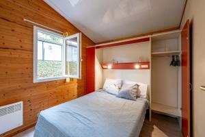 Ένα ή περισσότερα κρεβάτια σε δωμάτιο στο Camping maeva Escapades Les Bö-Bains +91 φωτογραφίες