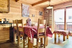 a dining room with a table and chairs in a cabin at #AH15 Les Chalets d'Ysalis in LʼHuez