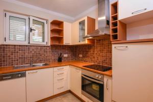 Kuchyň nebo kuchyňský kout v ubytování Holiday Apartments Zora