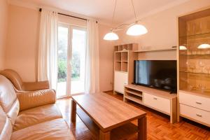 TV a/nebo společenská místnost v ubytování Holiday Apartments Zora + 10 fotografií