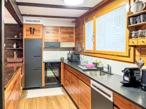 Η κουζίνα ή μικρή κουζίνα στο Apartment SnowKaya Grindelwald by Interhome