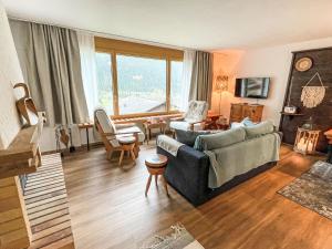un soggiorno con divano e sedie di Apartment SnowKaya Grindelwald by Interhome a Grindelwald
