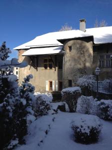 une maison recouverte de neige avec une cour dans l'établissement appartement château de la Comtesse, à Saint-Gervais-les-Bains