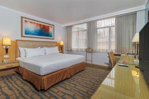 Postel nebo postele na pokoji v ubytování Grand Hotel Guayaquil, Ascend Hotel Collection