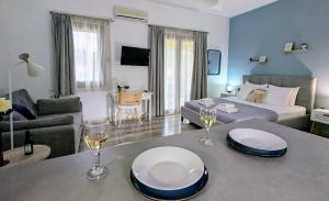 soggiorno con tavolo, piatti e bicchieri da vino di OUTParga Apartment 4 a Párga