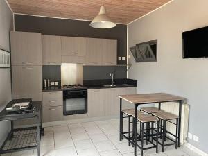 Η κουζίνα ή μικρή κουζίνα στο Logement avec piscine et parking