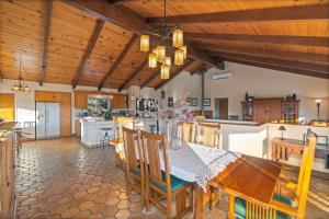 オークハーストにある10-acre Forest Villa, 20 miles from Yosemite Southのダイニングルーム、キッチン(テーブル、椅子付)