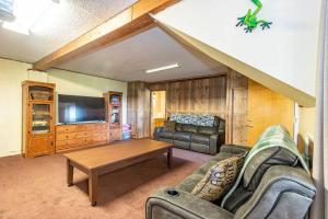 オークハーストにある10-acre Forest Villa, 20 miles from Yosemite Southのソファとコーヒーテーブルのあるリビングルーム