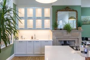 ハンマンビーにあるFamily friendly, big beautiful 17th Century houseのバスルーム(シンク、鏡、暖炉付) +48枚の写真