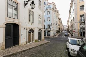 een straat met gebouwen en auto's op straat bij FLH Downtown Modern Flat in Lissabon