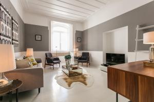 een woonkamer met een bank en een tv bij FLH Downtown Modern Flat in Lissabon