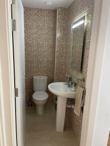 een badkamer met toilet en wastafel bij Casa Mares in Teror +15 foto's