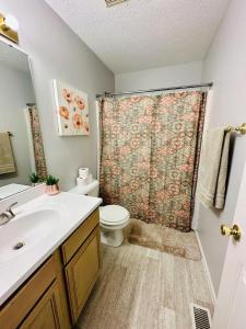 MonroeにあるOverbrook Delight -tranquil stay for day and nightのトイレとシャワーカーテン付きのバスルーム +10枚の写真