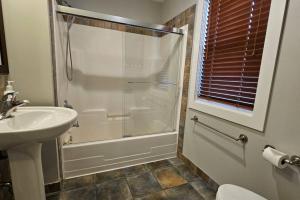 un bagno con doccia e lavandino di Spacious Condo next to The Blue Mountains w Patio a Blue Mountains Altre 16 foto
