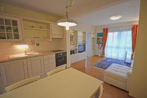 cocina y sala de estar con sofá y mesa en Apartment Amigo, en Bled