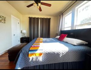 Voodi või voodid majutusasutuse Peaceful pvt room in shared home near lively Downtown San Antonio toas