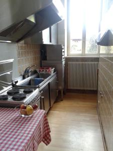 A kitchen or kitchenette at Lake Como Peace Lodge - Casa della Pace