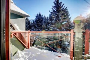 Fotografie z fotogalerie ubytování Whistler Village 1BR, Sleeps 4, Pool, Hot Tub & Near Shops v destinaci Whistler