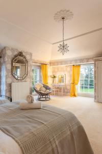 ハンマンビーにあるFamily friendly, big beautiful 17th Century houseの大きなベッドルーム(大型ベッド1台、椅子付)