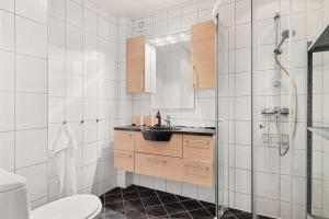 Ένα μπάνιο στο Dinbnb Homes I Idyllically Located 4-Bedroom Home