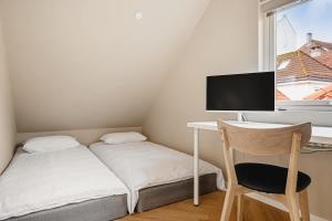 Televisyen dan/atau pusat hiburan di Dinbnb Apartments I Mid-City Luxury with Mini Balcony and Smart TV & Sound System
