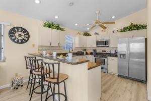 Η κουζίνα ή μικρή κουζίνα στο Gulf Access, Heated Pool, Grill & Lanai Primo Getaway Roelens